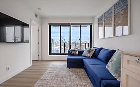 Exquisite 2 Bed Condo Near Dt Core Wfree Parking
